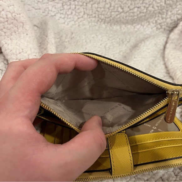 Michael Kors Yellow Leather Jet Set Smartphone Wristlet - Picture 6 of 10